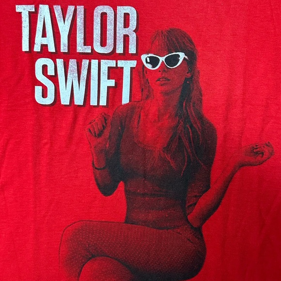 Taylor Swift NWT Red Tour 2013 Sunglasses T-shirt from the Artist - Picture 3 of 8